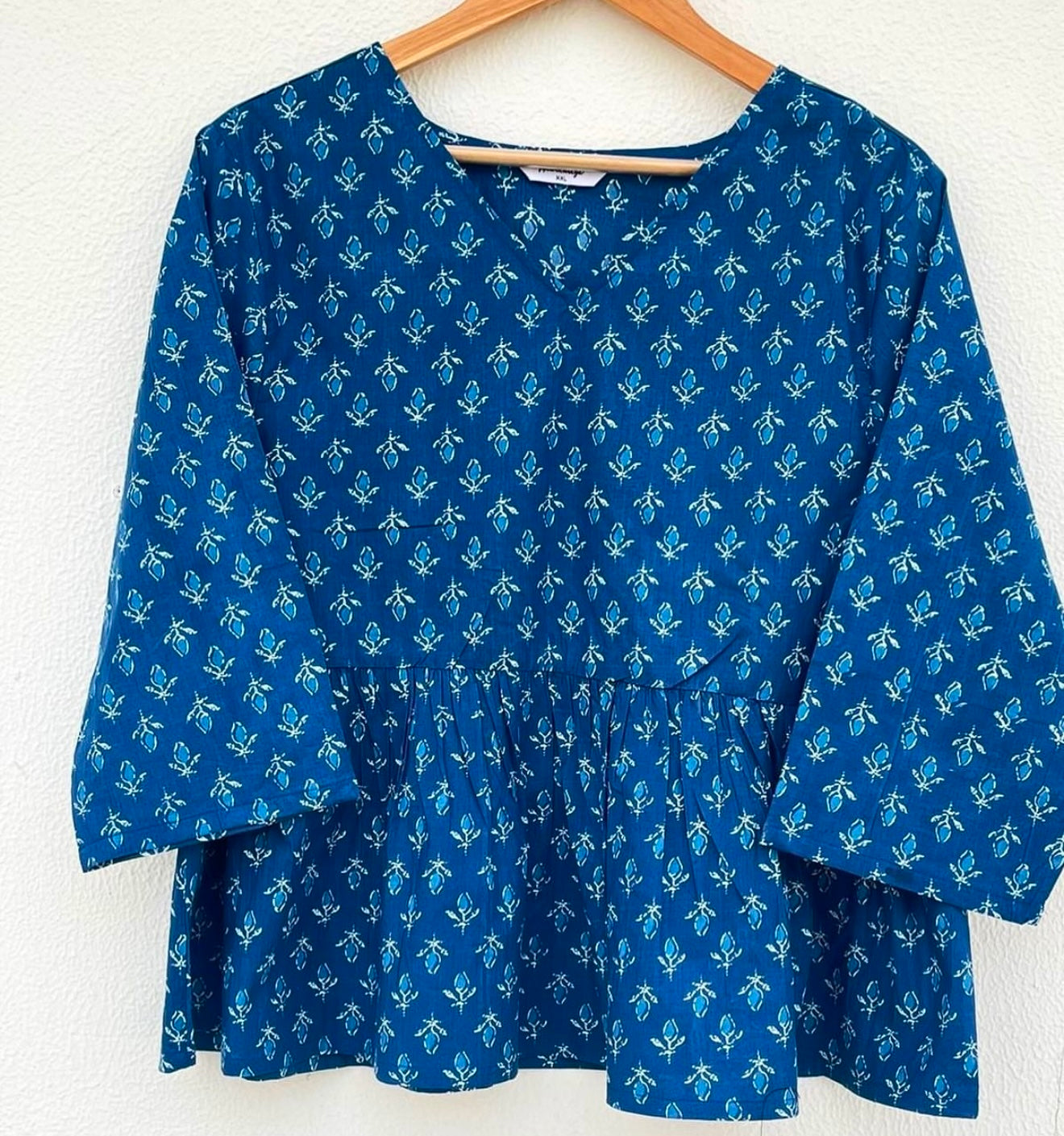 FLOWY V-NECK TOP WITH PLAIN SLEEVES