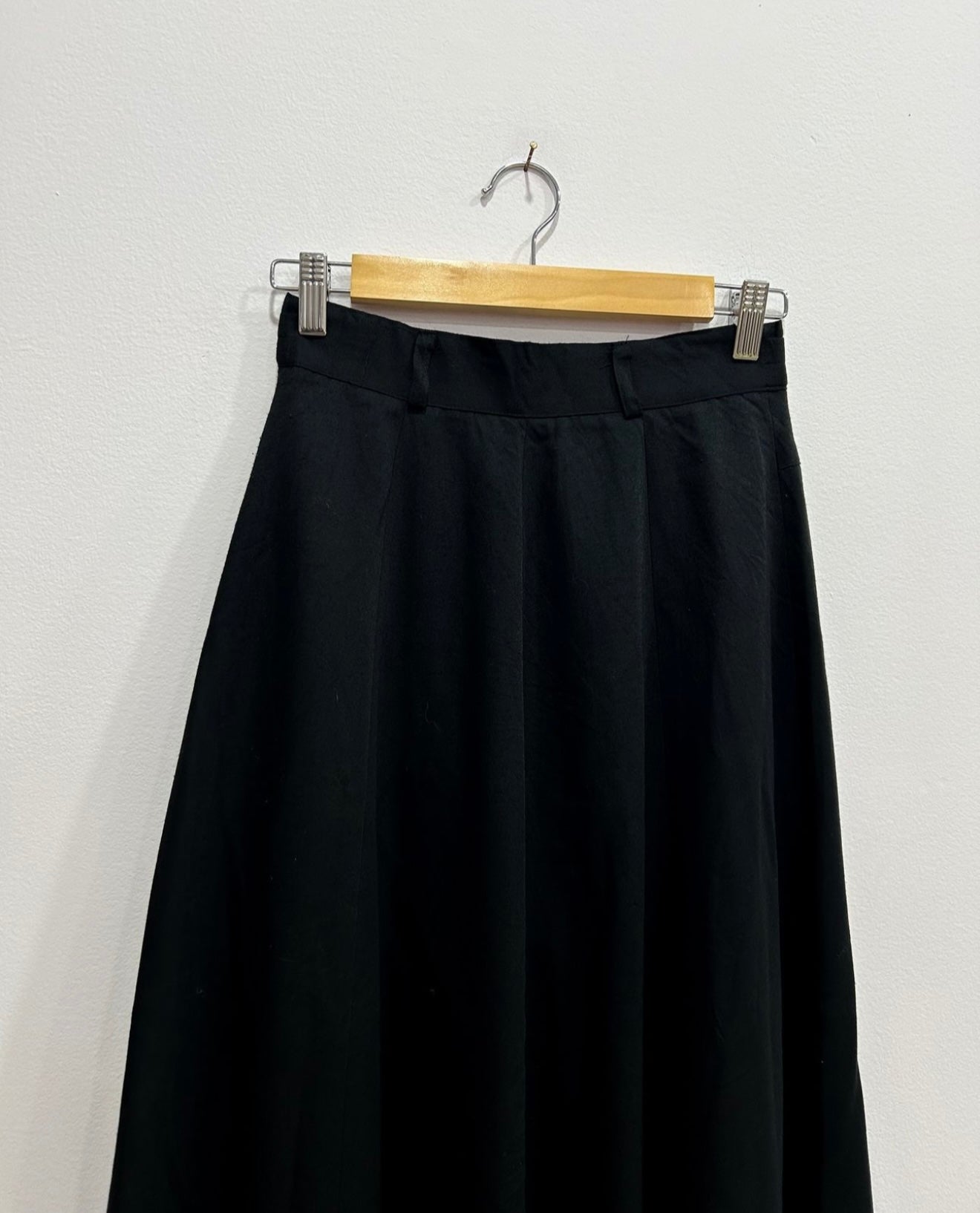 MIDI SOLID SKIRT WITH LOOP DETAILING