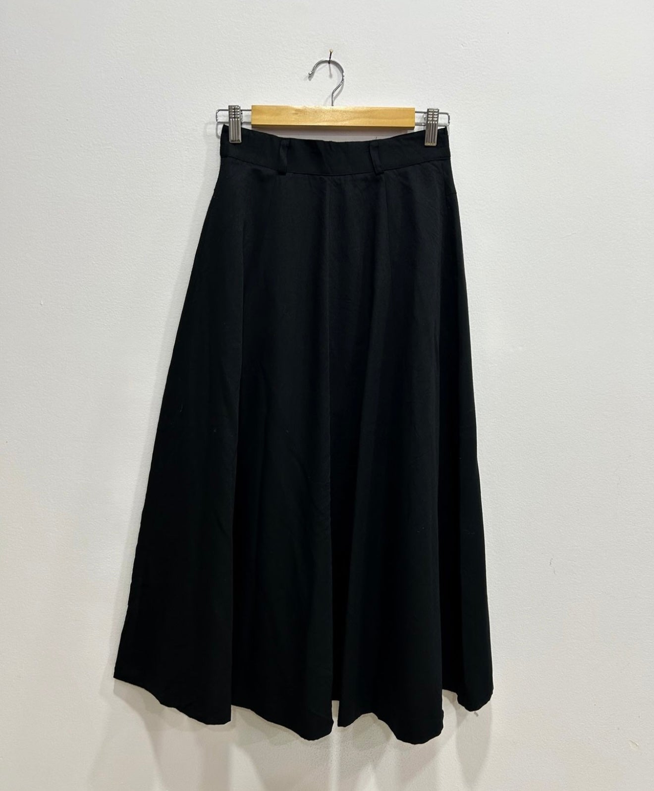MIDI SOLID SKIRT WITH LOOP DETAILING