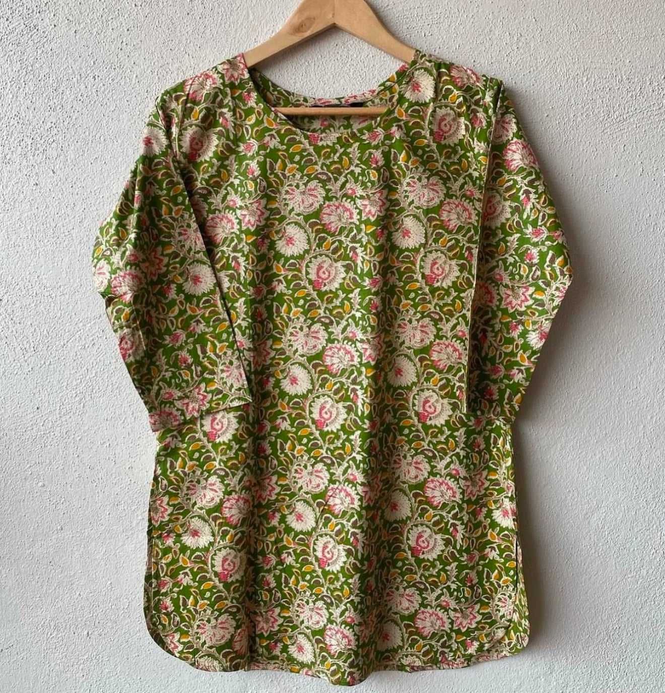 SHORT ROUND NECK KURTA WITH CURVED HEM
