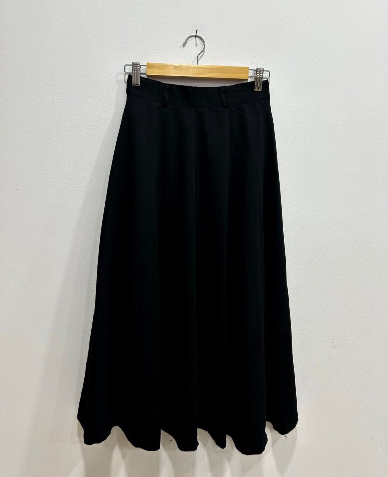MIDI SOLID SKIRT WITH LOOP DETAILING