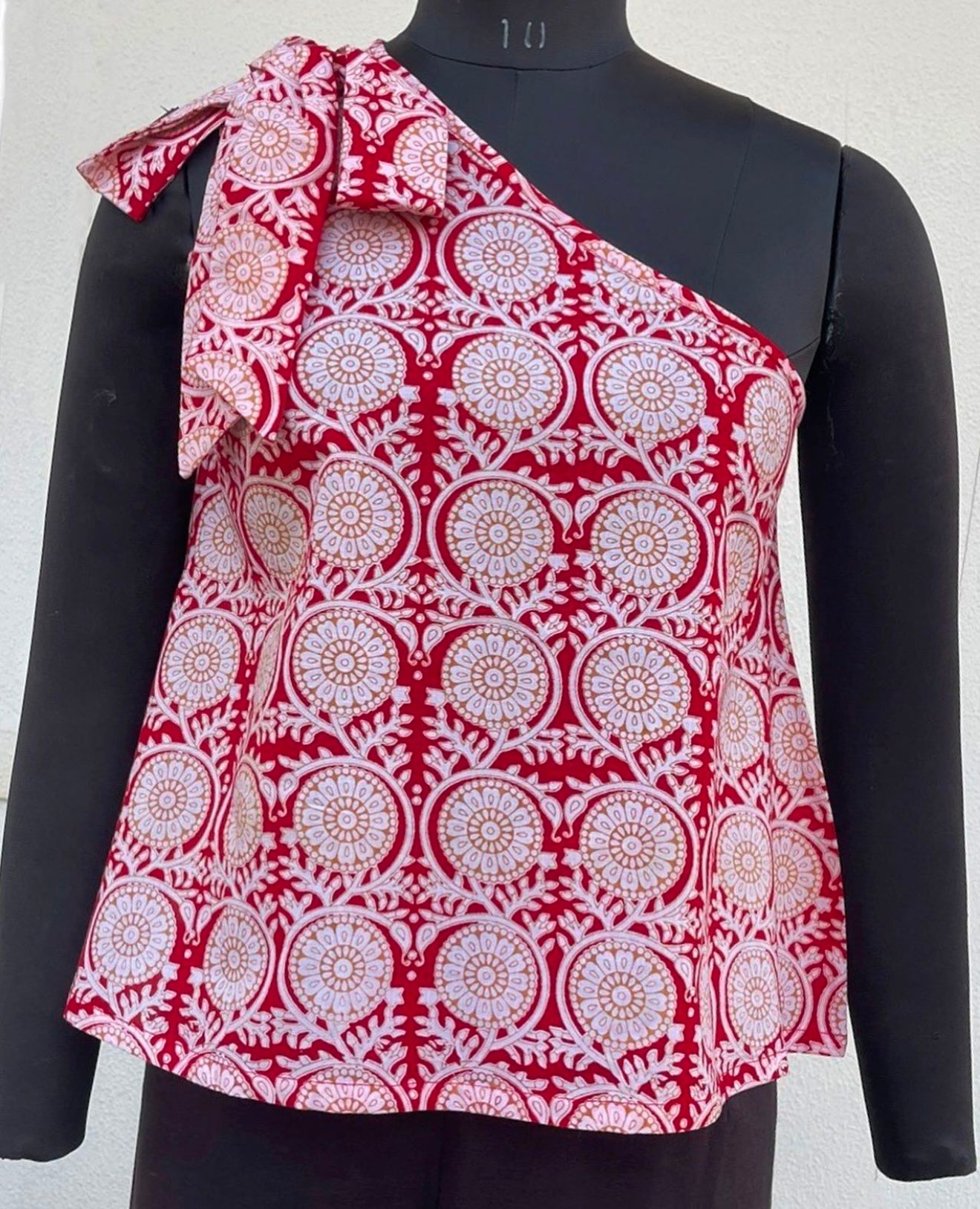 OFF SHOULDER TOP WITH TIE-UP