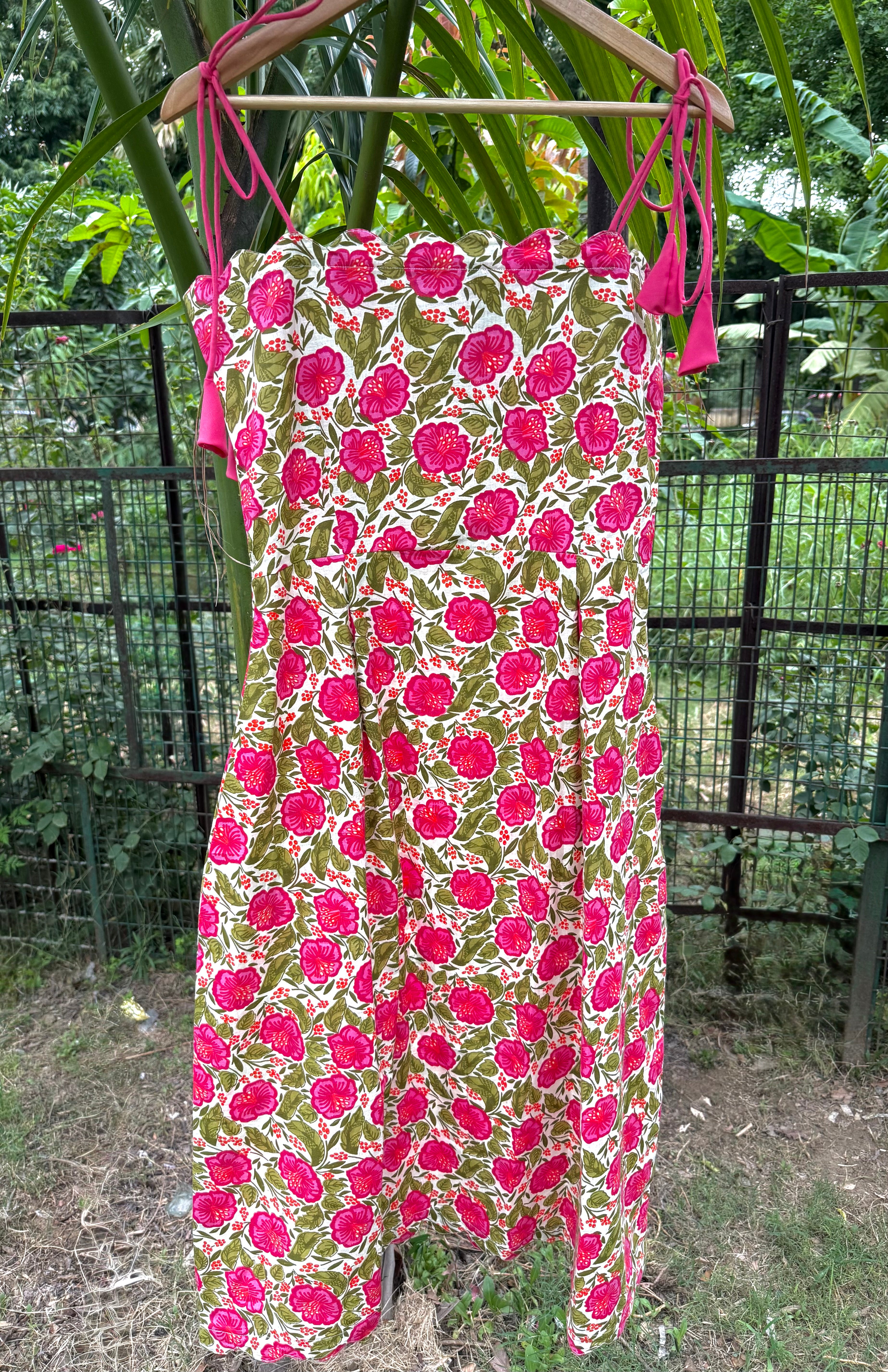 TIE-UP KNOTS SCALLOPED DRESS