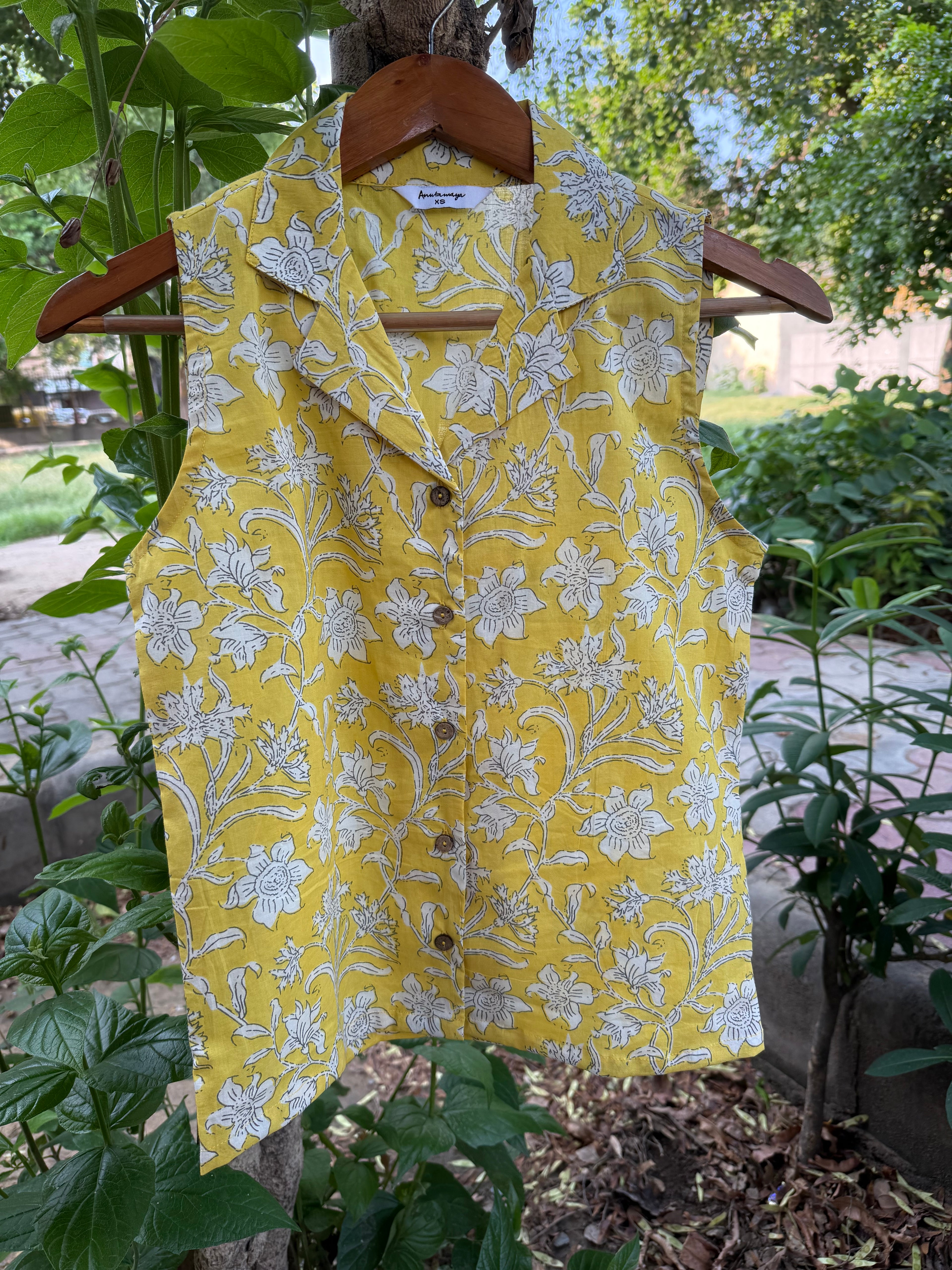 CUBAN COLLARED SLEEVELESS SHIRT