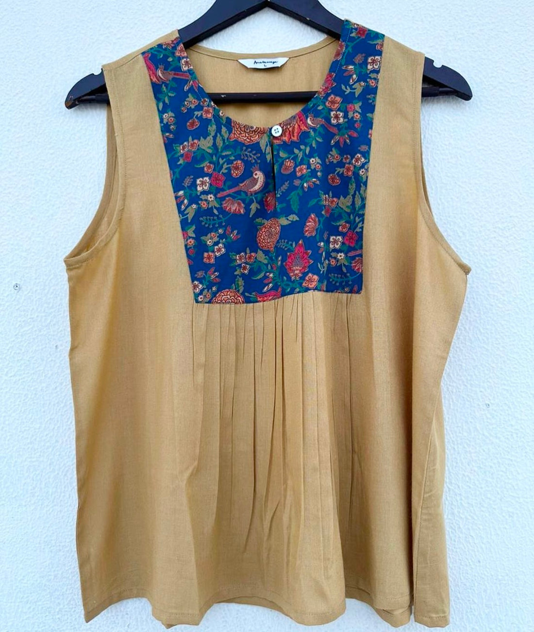 CONTRAST TOP WITH BUTTON PANEL