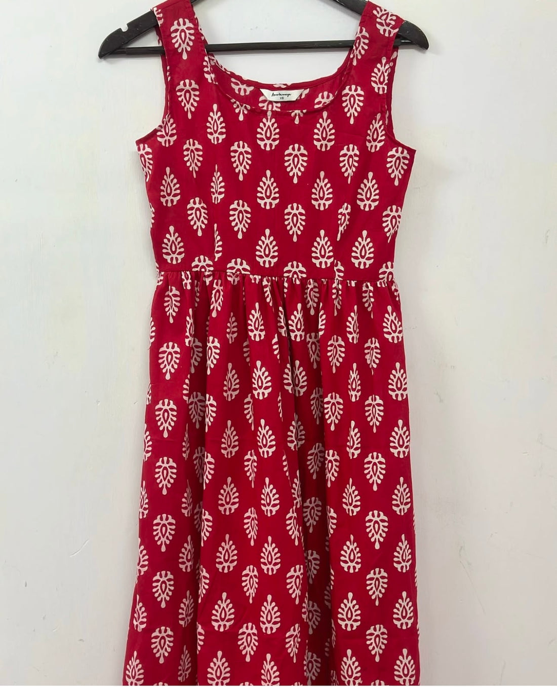 ROUND NECK SLEEVELESS ESSENTIAL DRESS