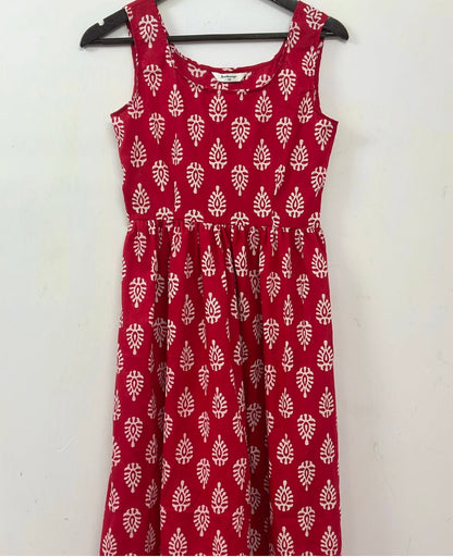 ROUND NECK SLEEVELESS ESSENTIAL DRESS