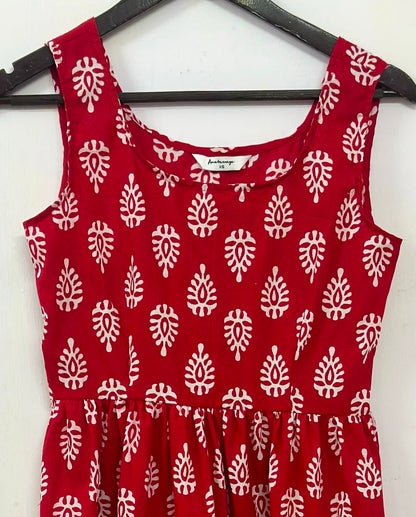 ROUND NECK SLEEVELESS ESSENTIAL DRESS