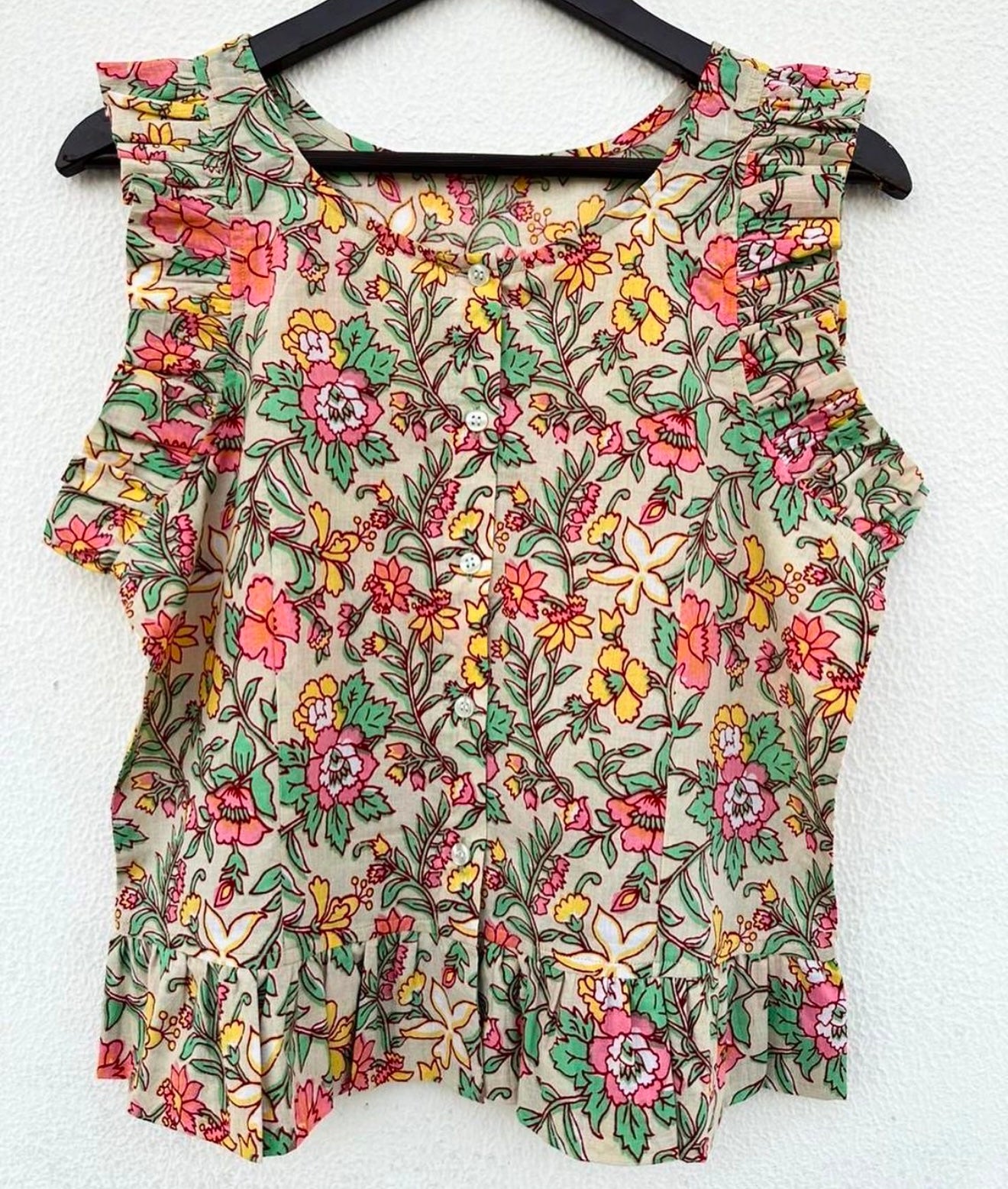 BUTTON DOWN TOP WITH RUFFLED DETAILING