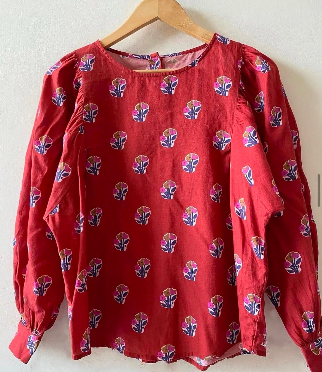 BACK BUTTON CLOSURE TOP WITH PUFFED FULL SLEEVES