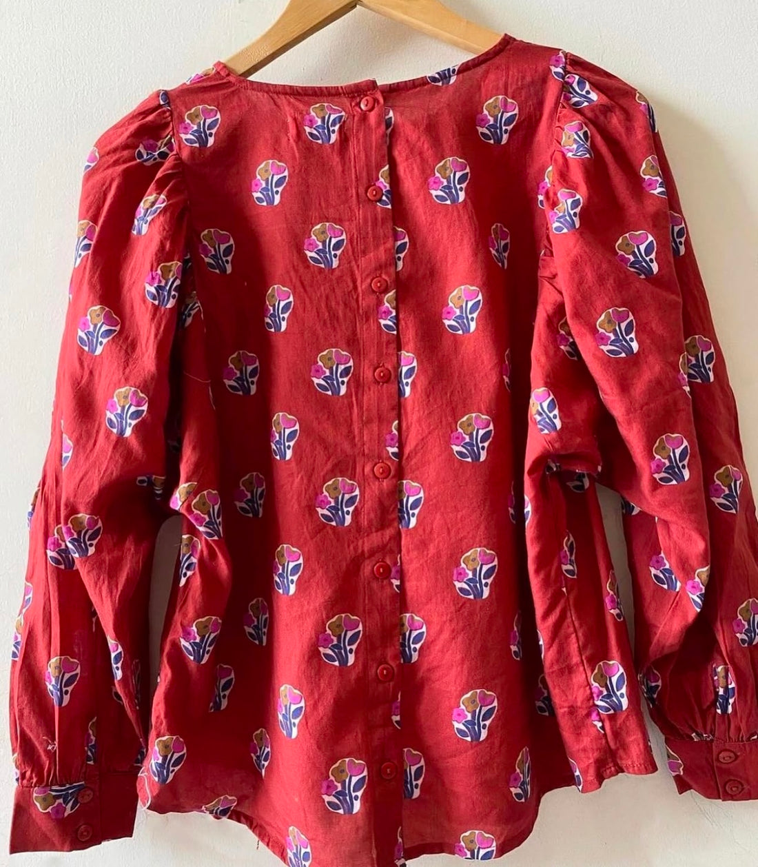 BACK BUTTON CLOSURE TOP WITH PUFFED FULL SLEEVES