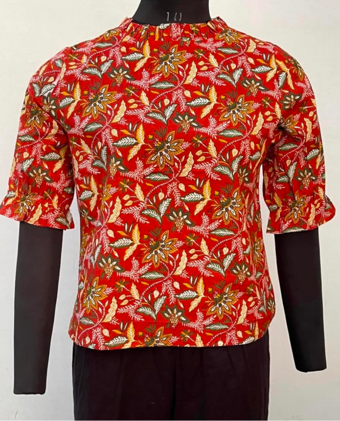 HIGH-NECK TOP