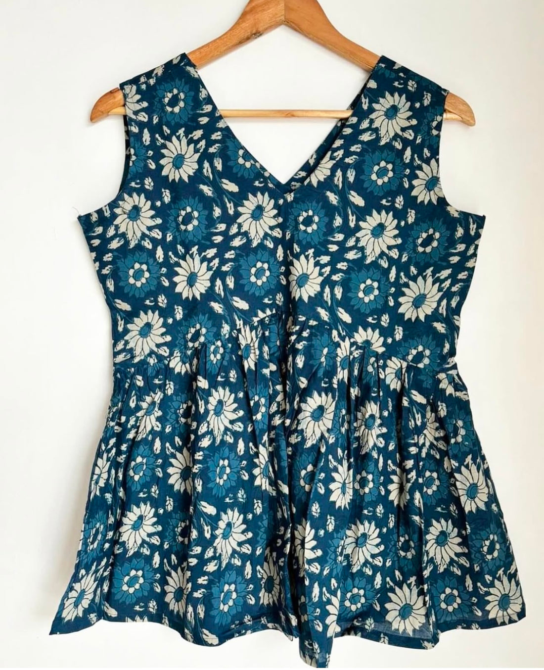 LOW GATHERED V-NECK TOP