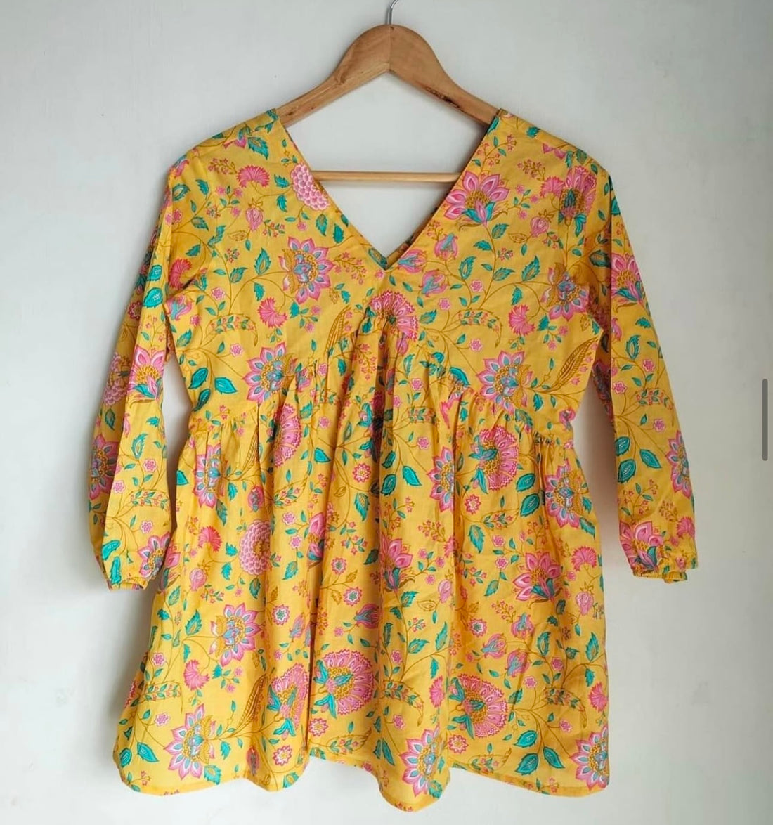 MID-LENGTH GATHERED TOP