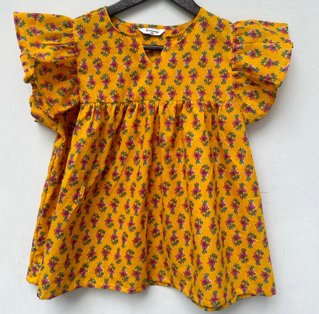 FLUTTER-SLEEVED TOP