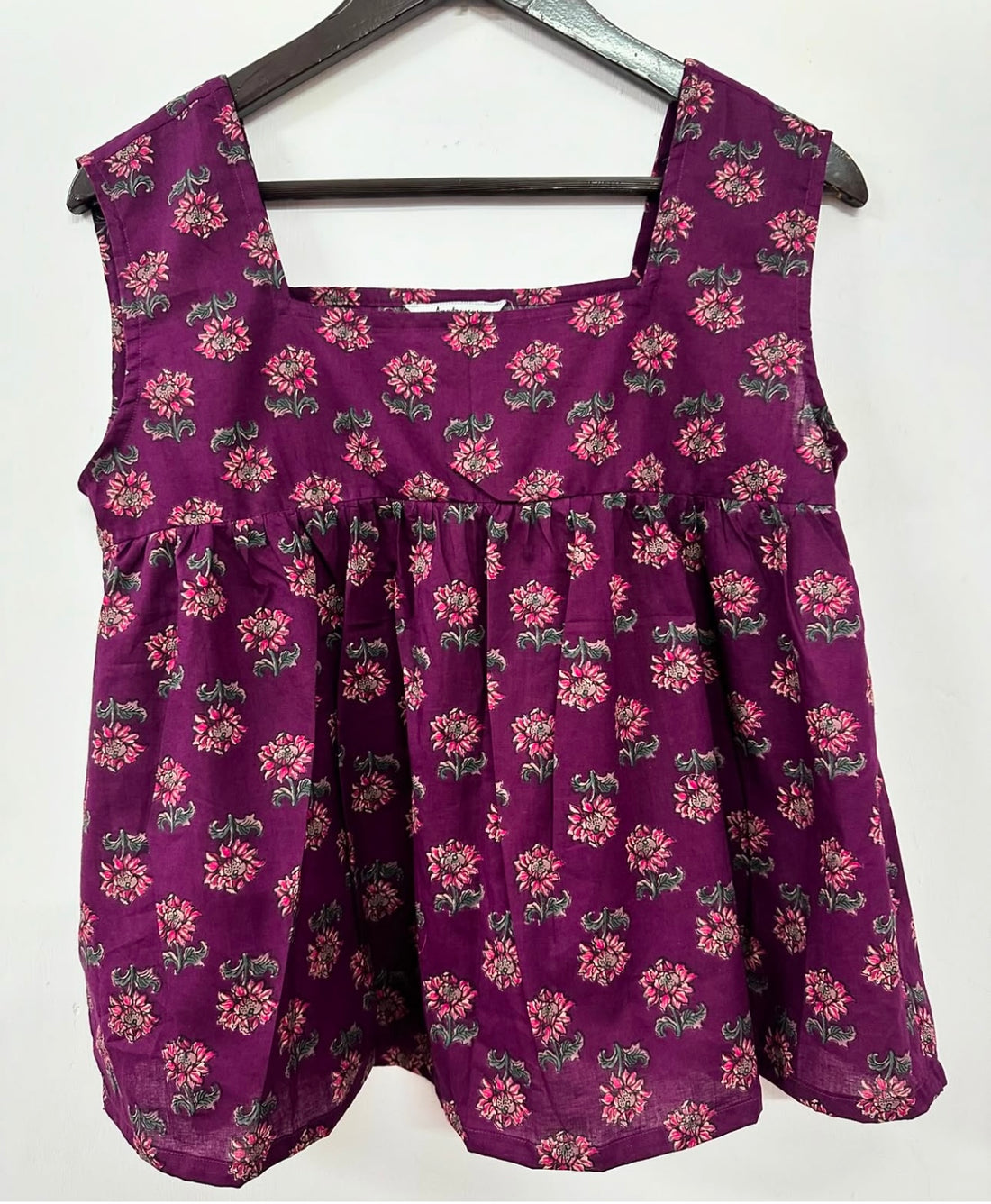 SQUARE SLEEVELESS GATHERED TOP