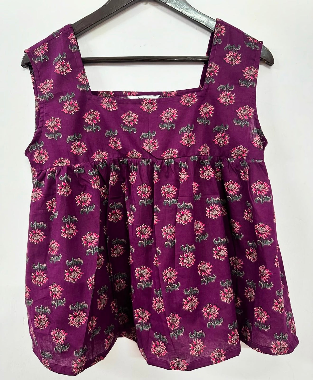 SQUARE SLEEVELESS GATHERED TOP
