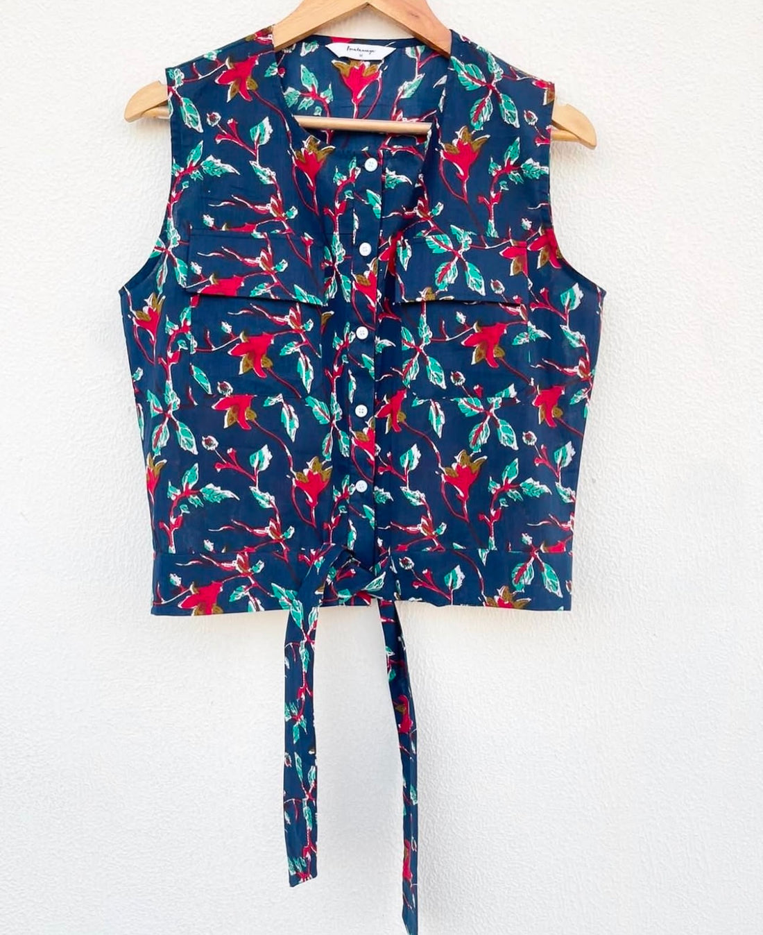 SLEEVELESS SHIRT WITH FRONT WASIT TIE AND POCKETS