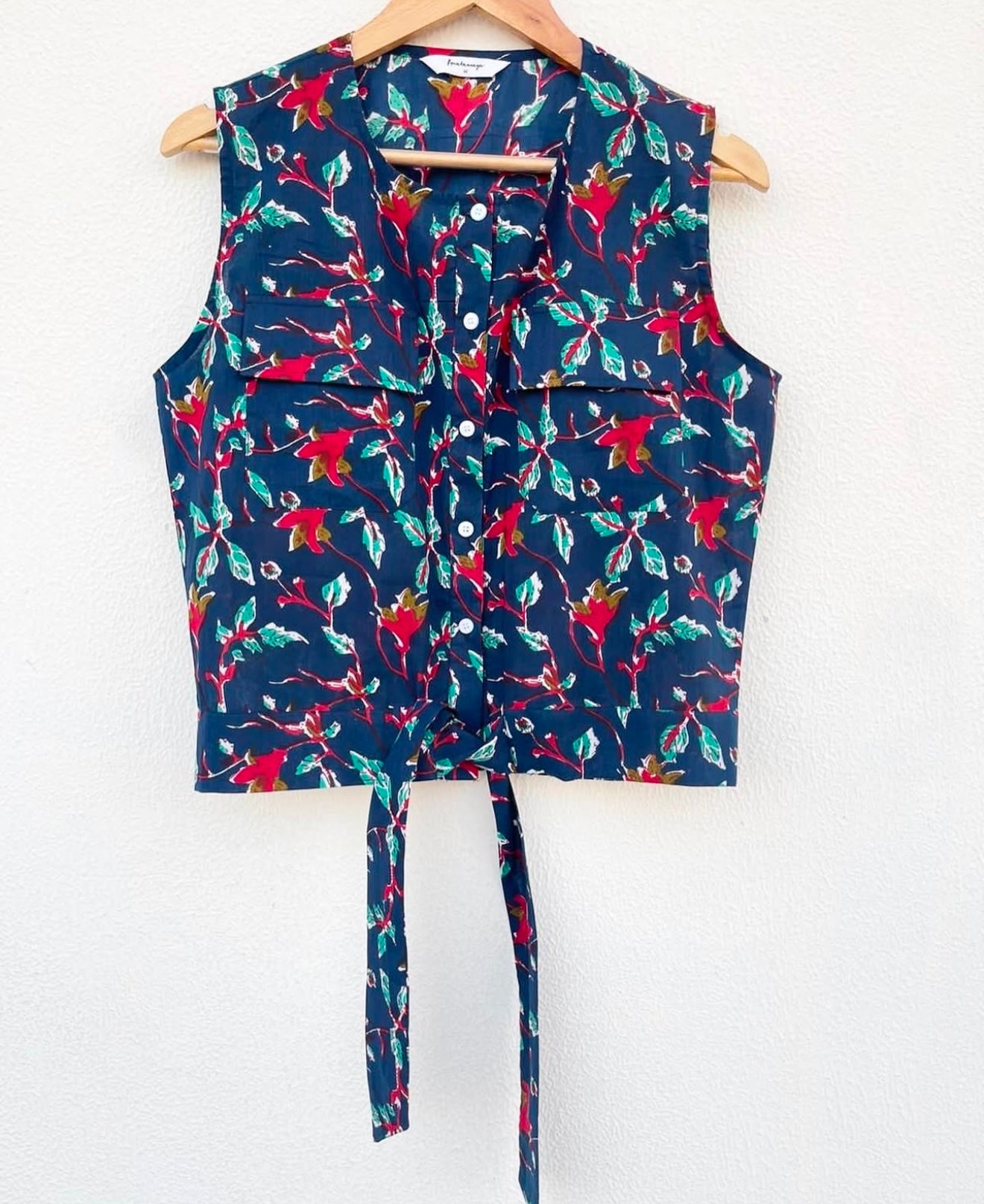 SLEEVELESS SHIRT WITH FRONT WASIT TIE AND POCKETS