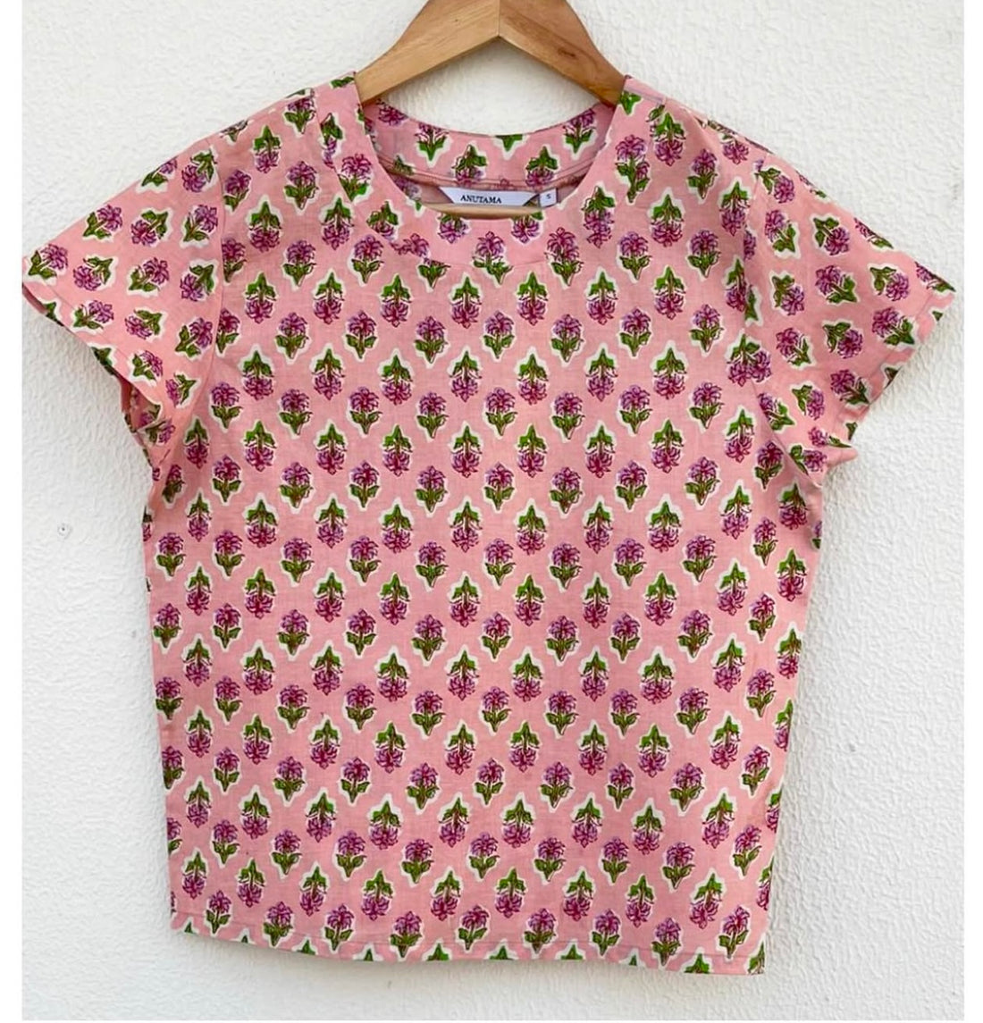 BASIC TOP WITH SHORT SLEEVES