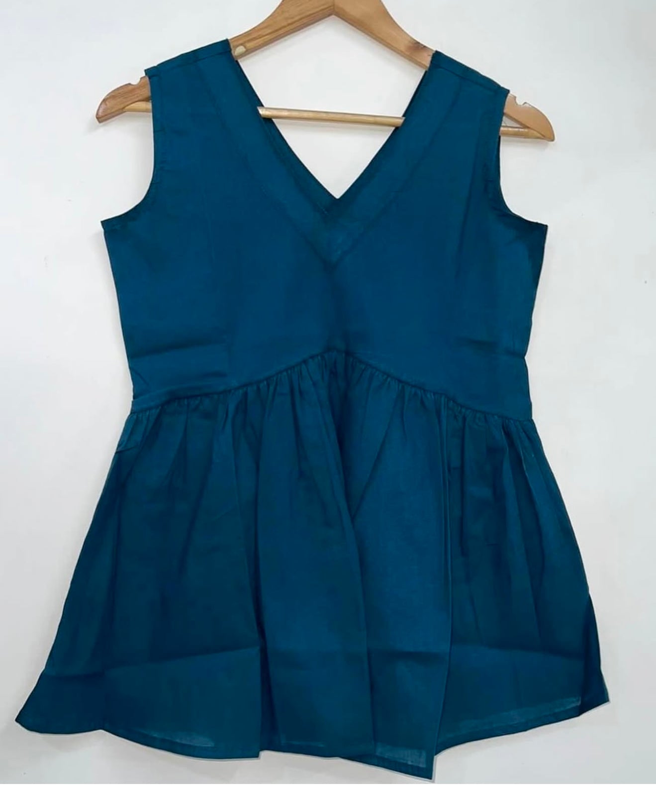 SOLID SLEEVELESS GATHERED TOP