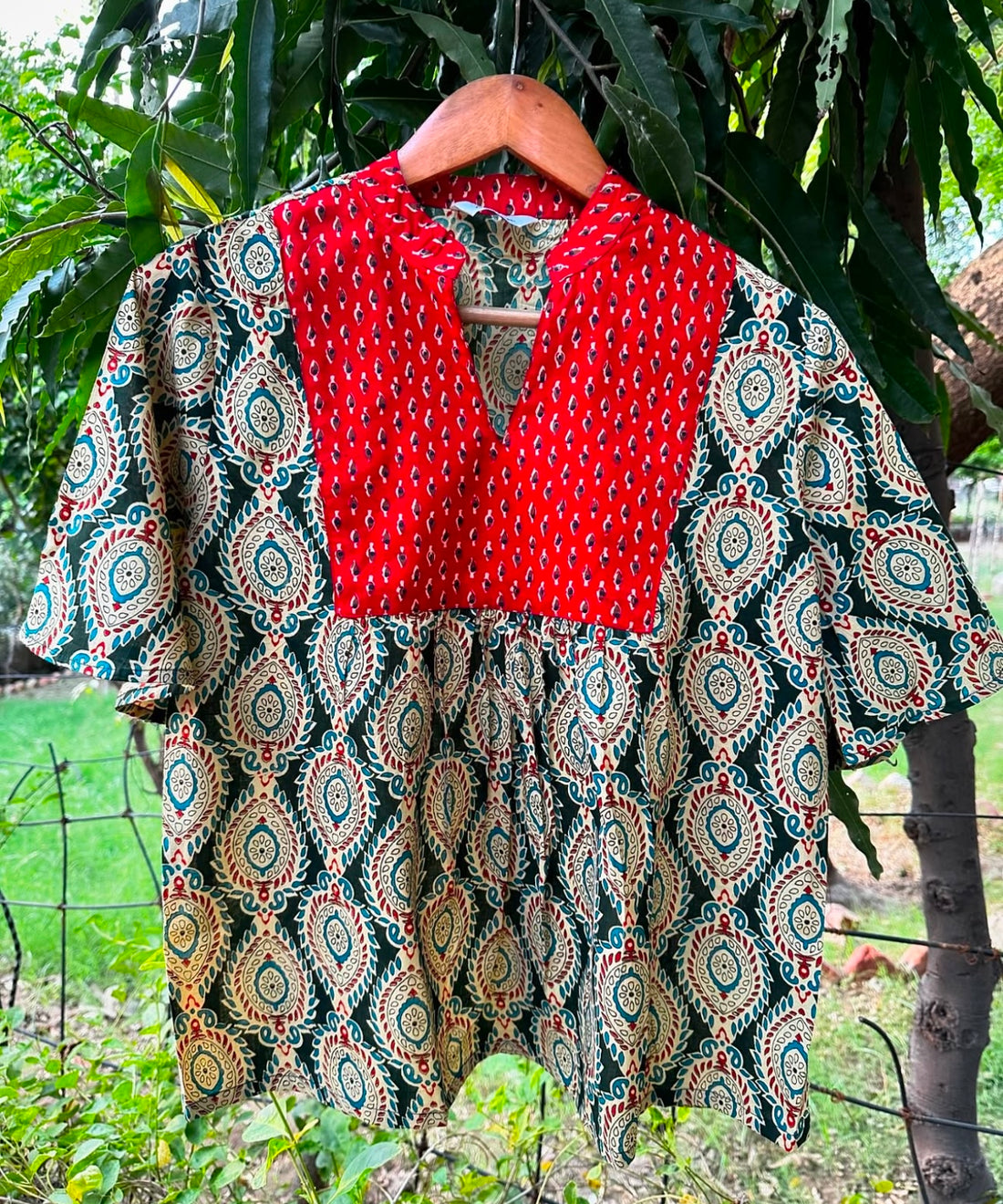 CONTRAST PATCH TOP