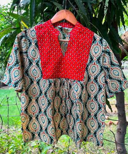 CONTRAST PATCH TOP
