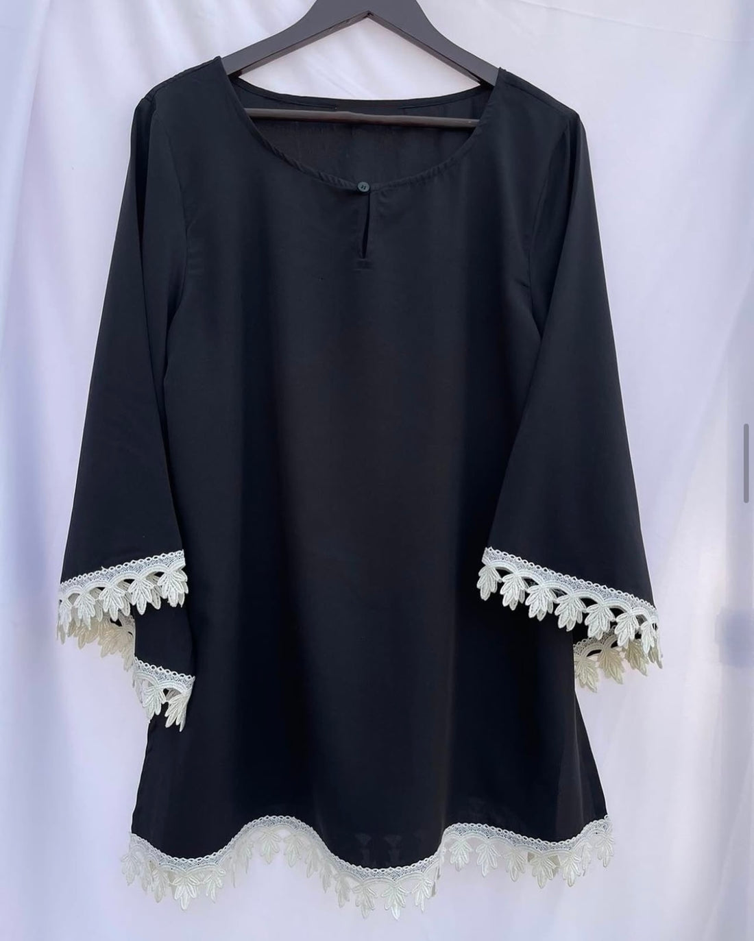 SHORT KURTA WITH LACE AND FRONT BUTTON PANEL