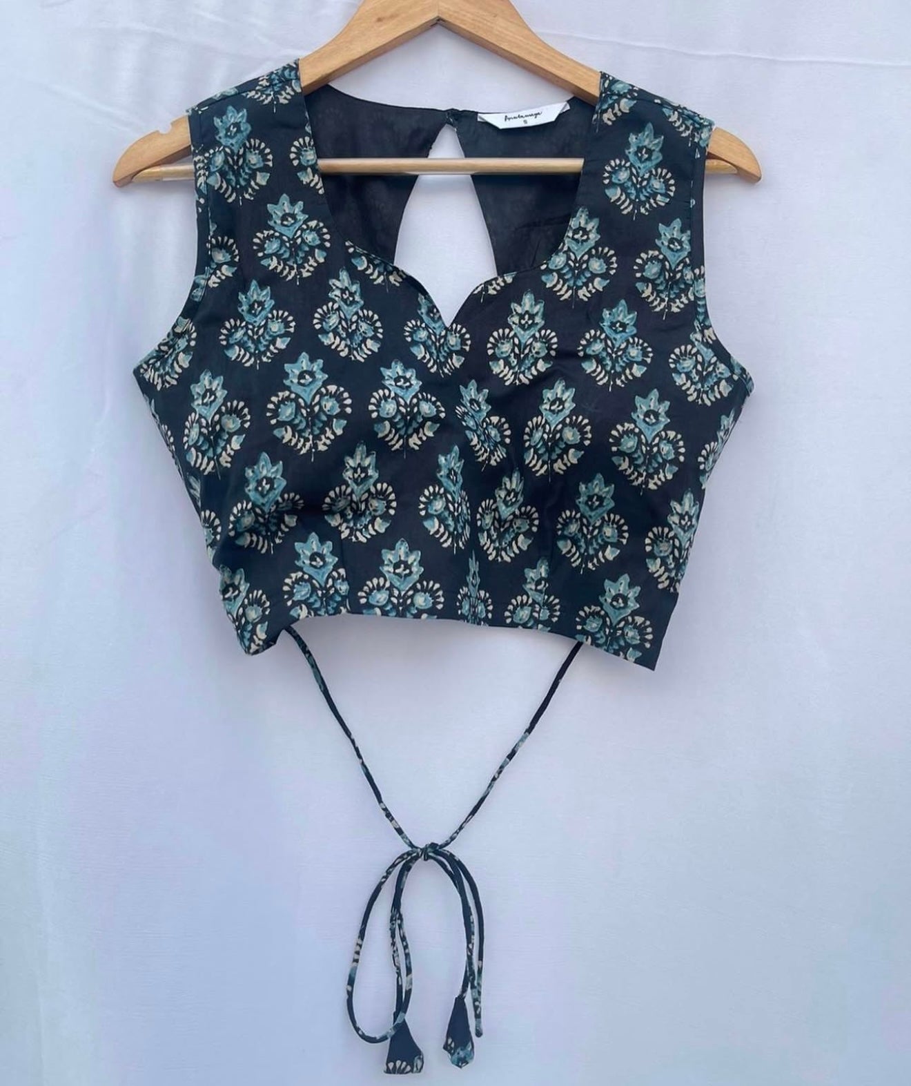 SLEEVELESS BLOUSE