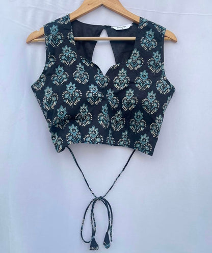 SLEEVELESS BLOUSE