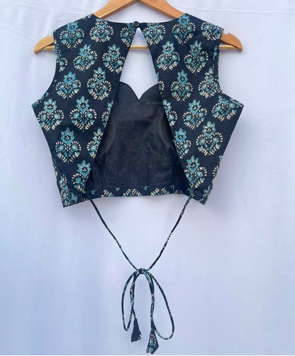 SLEEVELESS BLOUSE