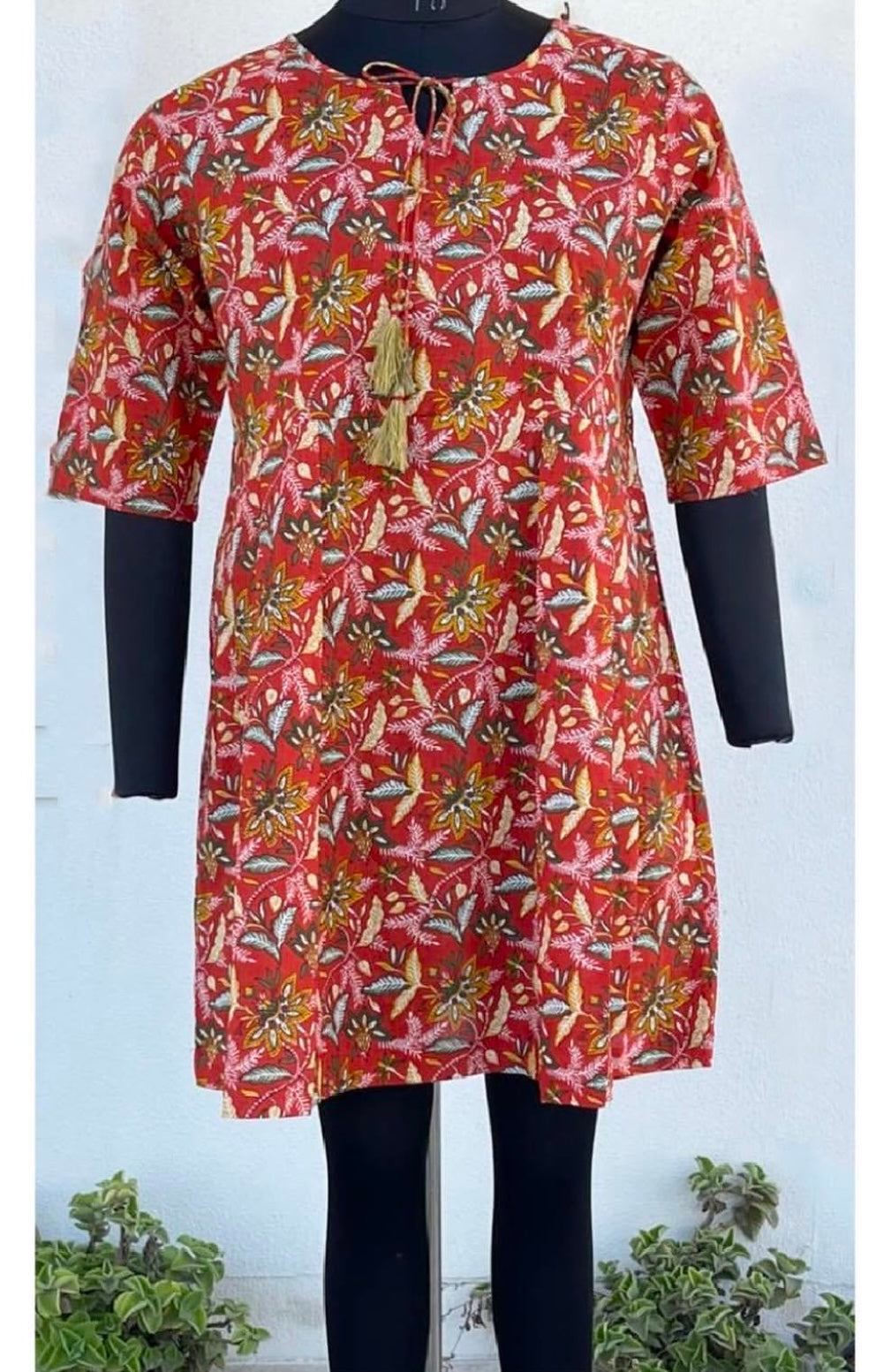 SHORT DRESS WITH FRONT KNOT DETAILING