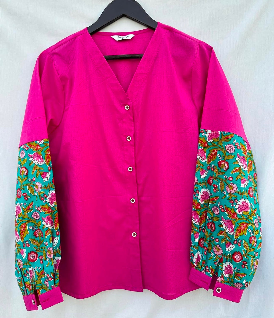V-NECK SHIRT WITH CONTRASTED PLAIN SLEEVES