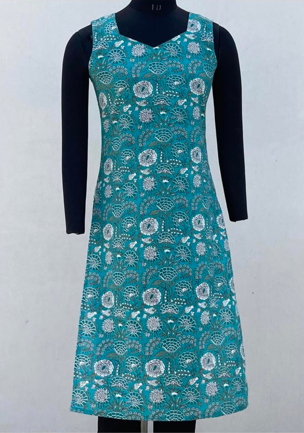 LONG SLEEVELESS KURTA WITH DIAMOND NECK