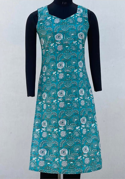 LONG SLEEVELESS KURTA WITH DIAMOND NECK