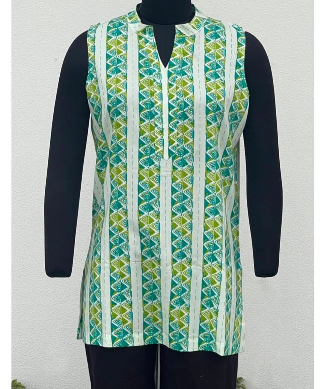 SHORT KURTA WITH V-BAND