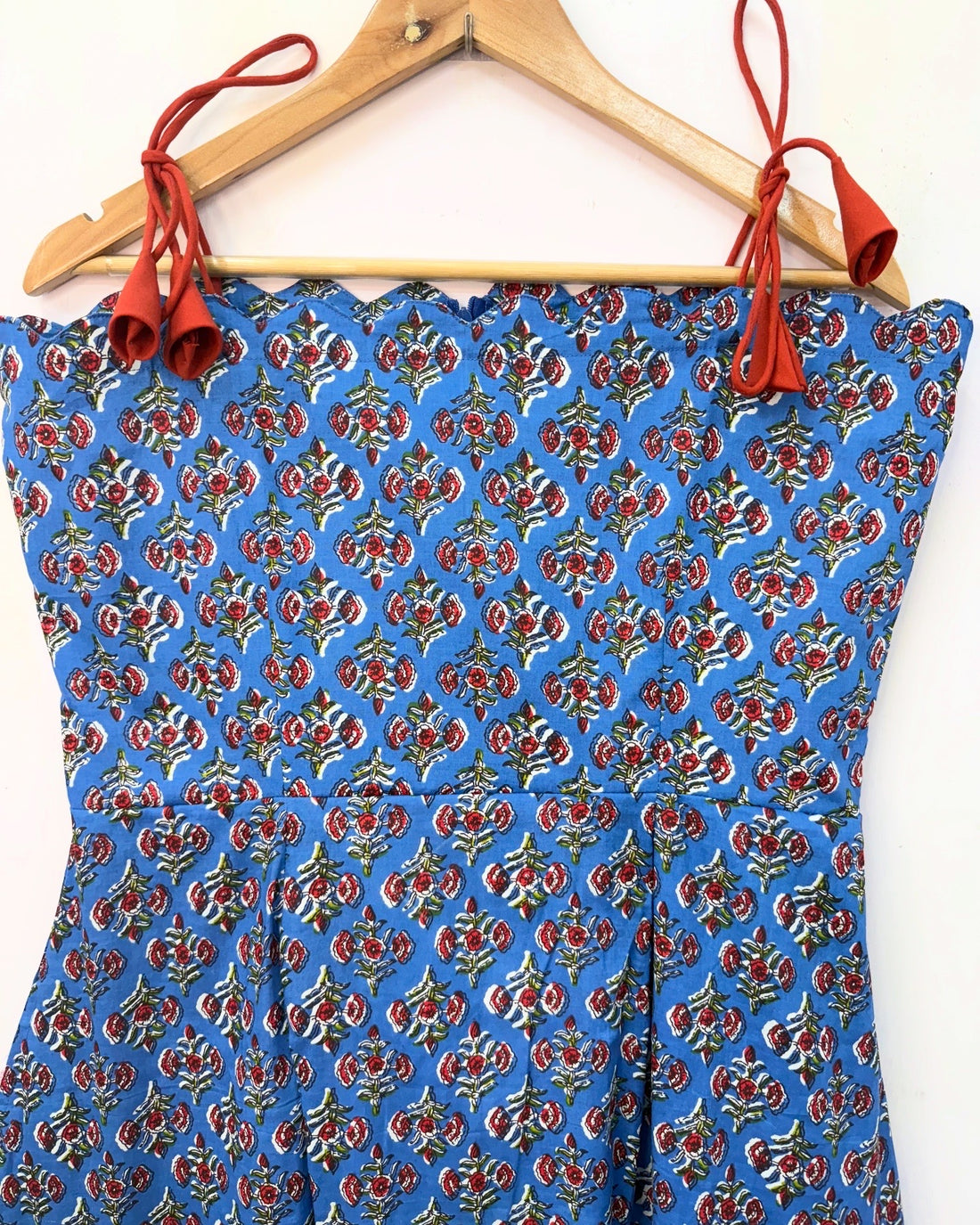TIE-UP KNOTS SCALLOPED DRESS