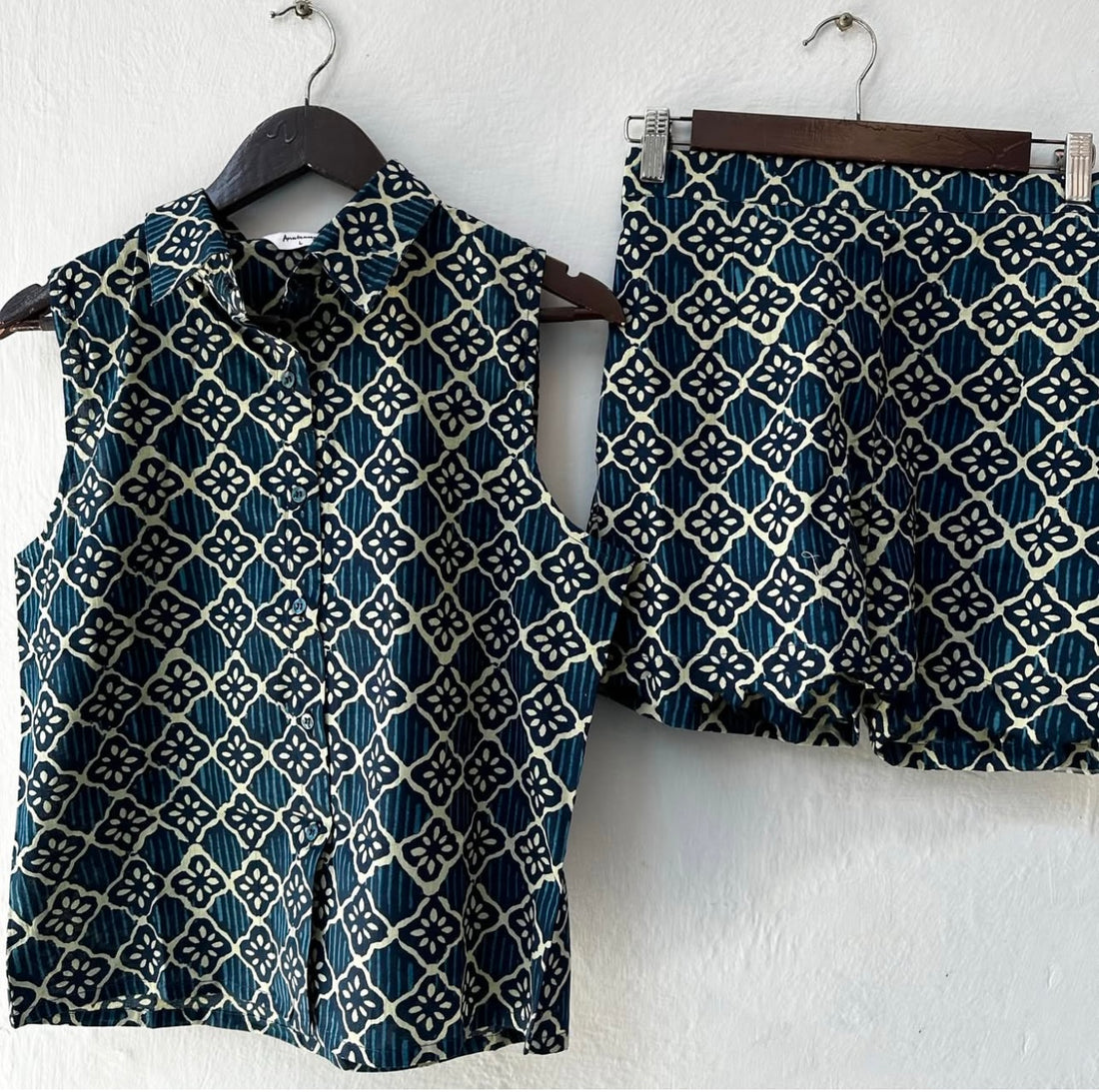 SLEEVELESS SHIRT SHORTS SET
