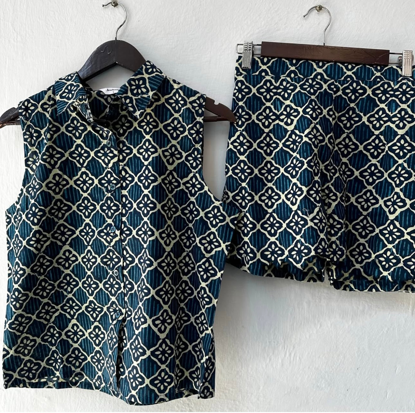 SLEEVELESS SHIRT SHORTS SET