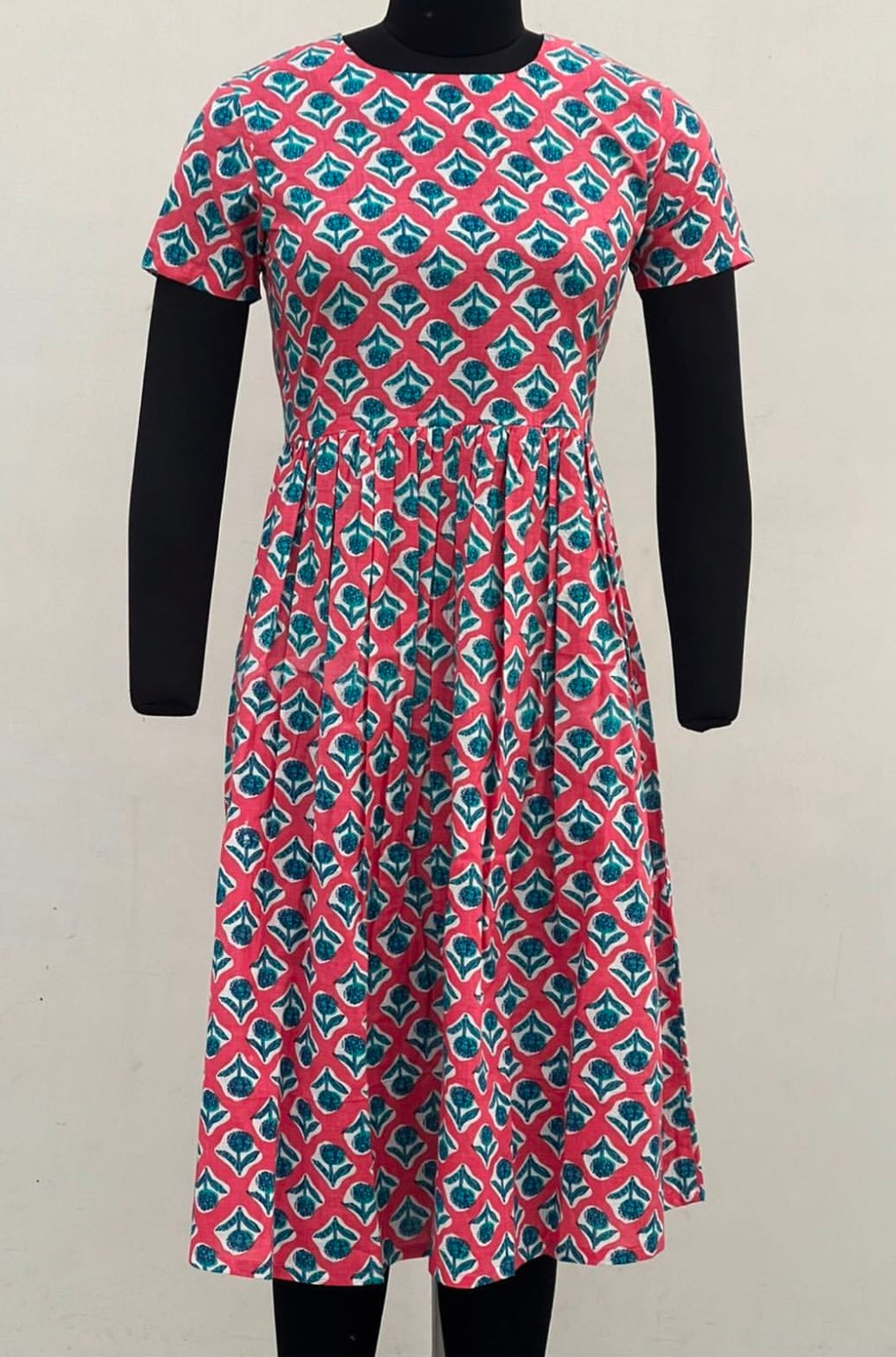 HIGH-NECK ESSENTIAL FLARED DRESS WITH BACK BUTTON HOLE