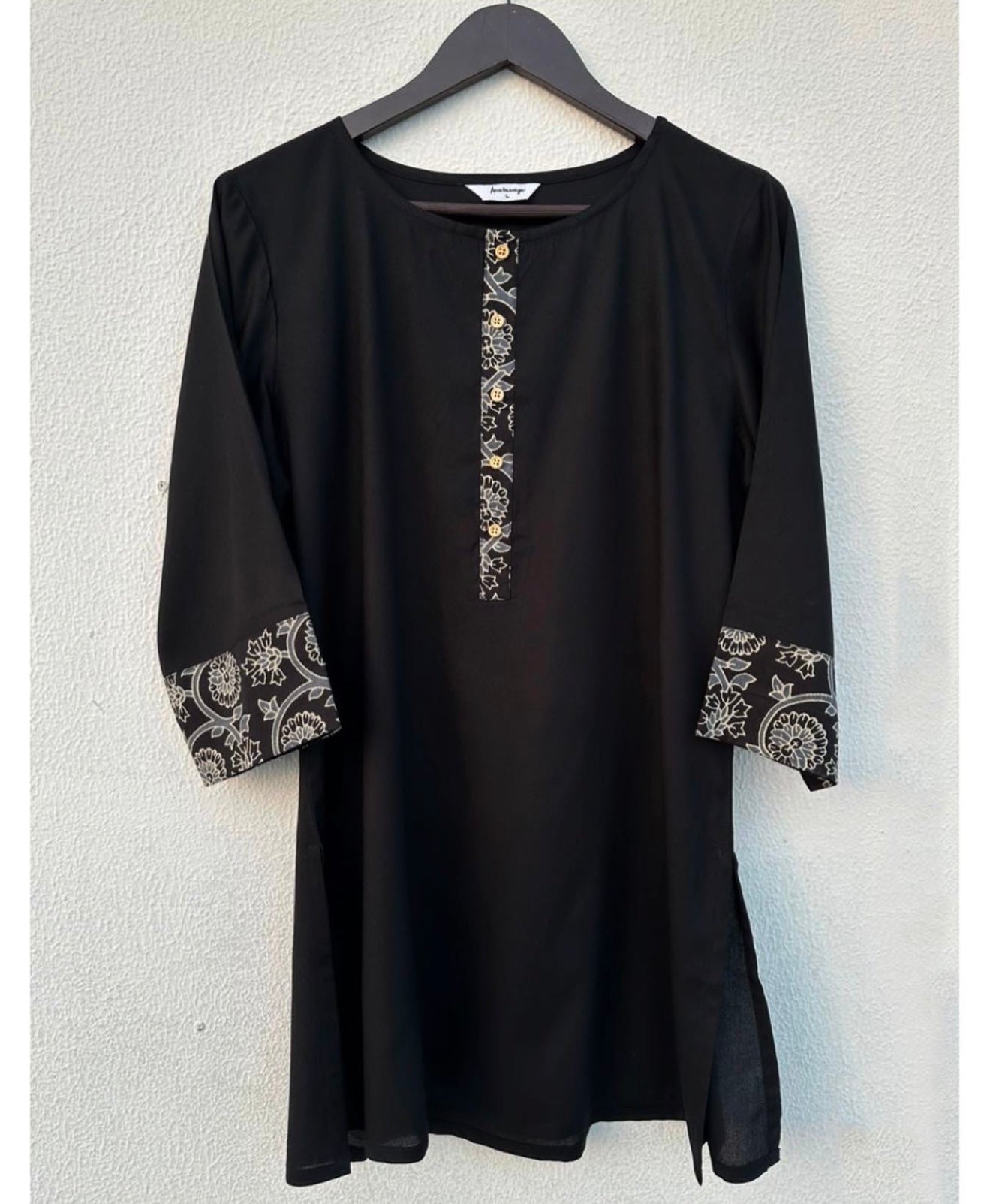 SHORT KURTA WITH PRINTED FRONT AND SLEEVES DETAILS