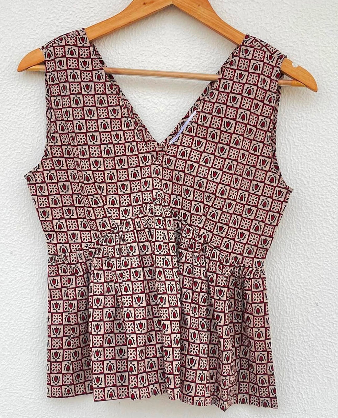 V NECK- GATHERED TOP