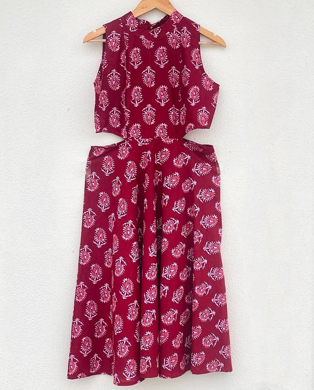 HIGH-NECK BAND COLLARED WITH SIDE CUTS DETAILING
