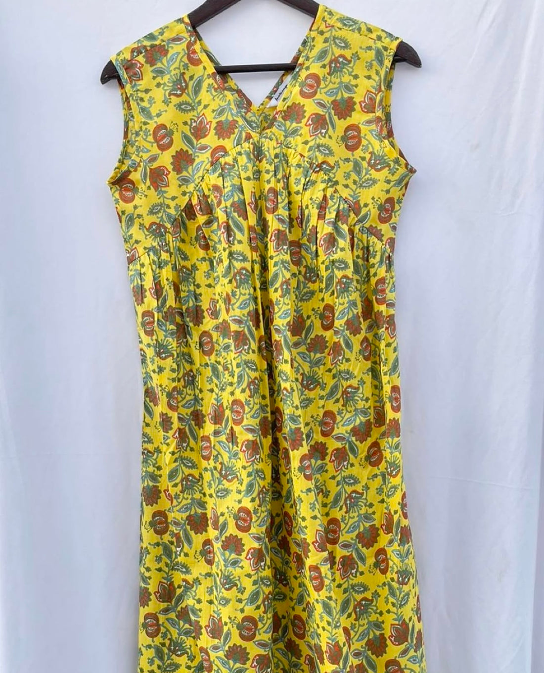 SLEEVELESS GATHERED DRESS
