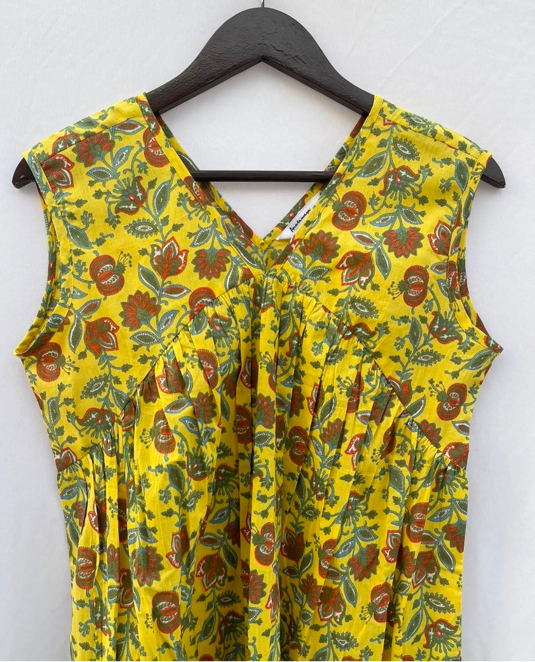 SLEEVELESS GATHERED DRESS