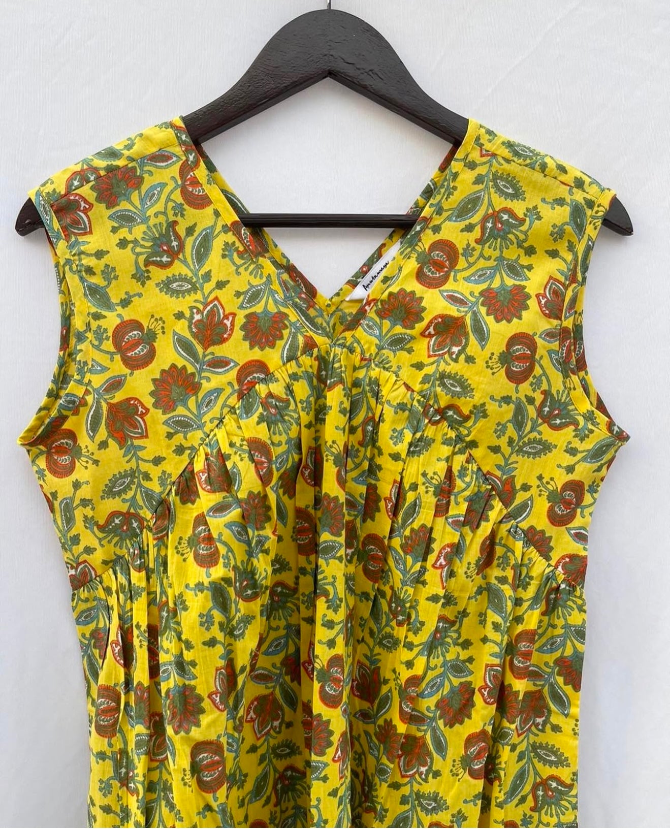 SLEEVELESS GATHERED DRESS