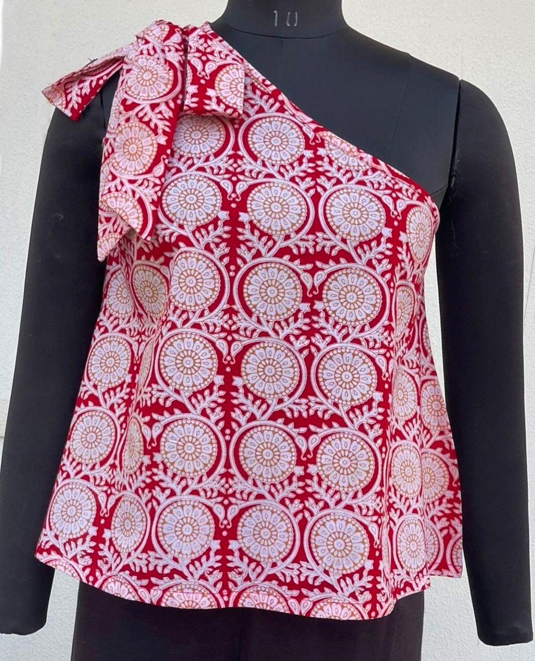 OFF SHOULDER TOP WITH TIE-UP