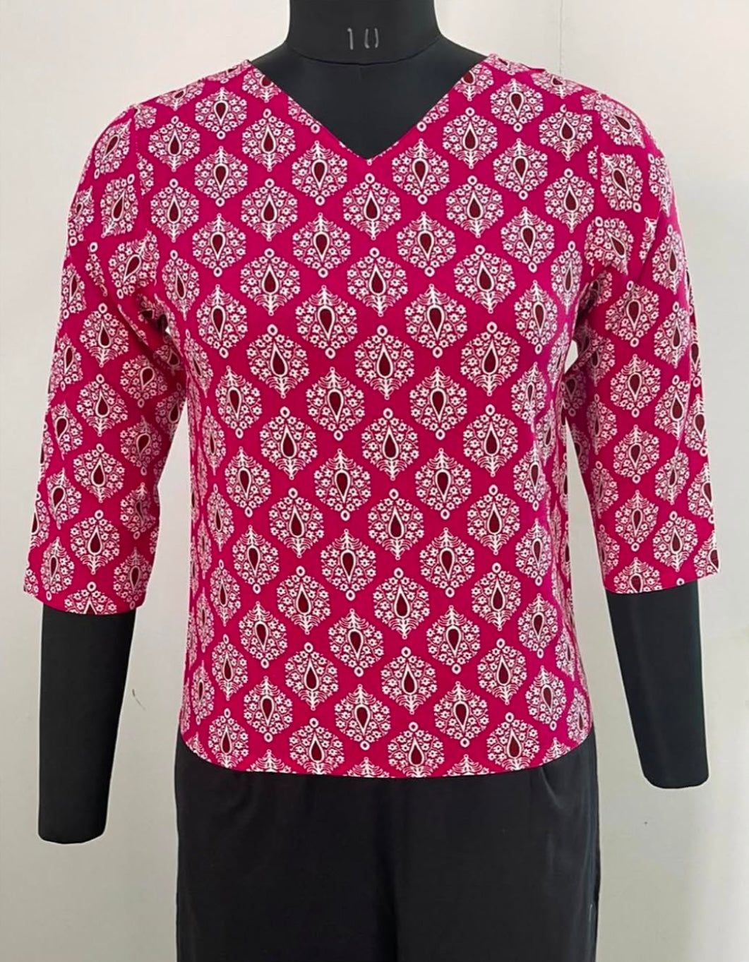 BASIC TOP WITH SLEEVES