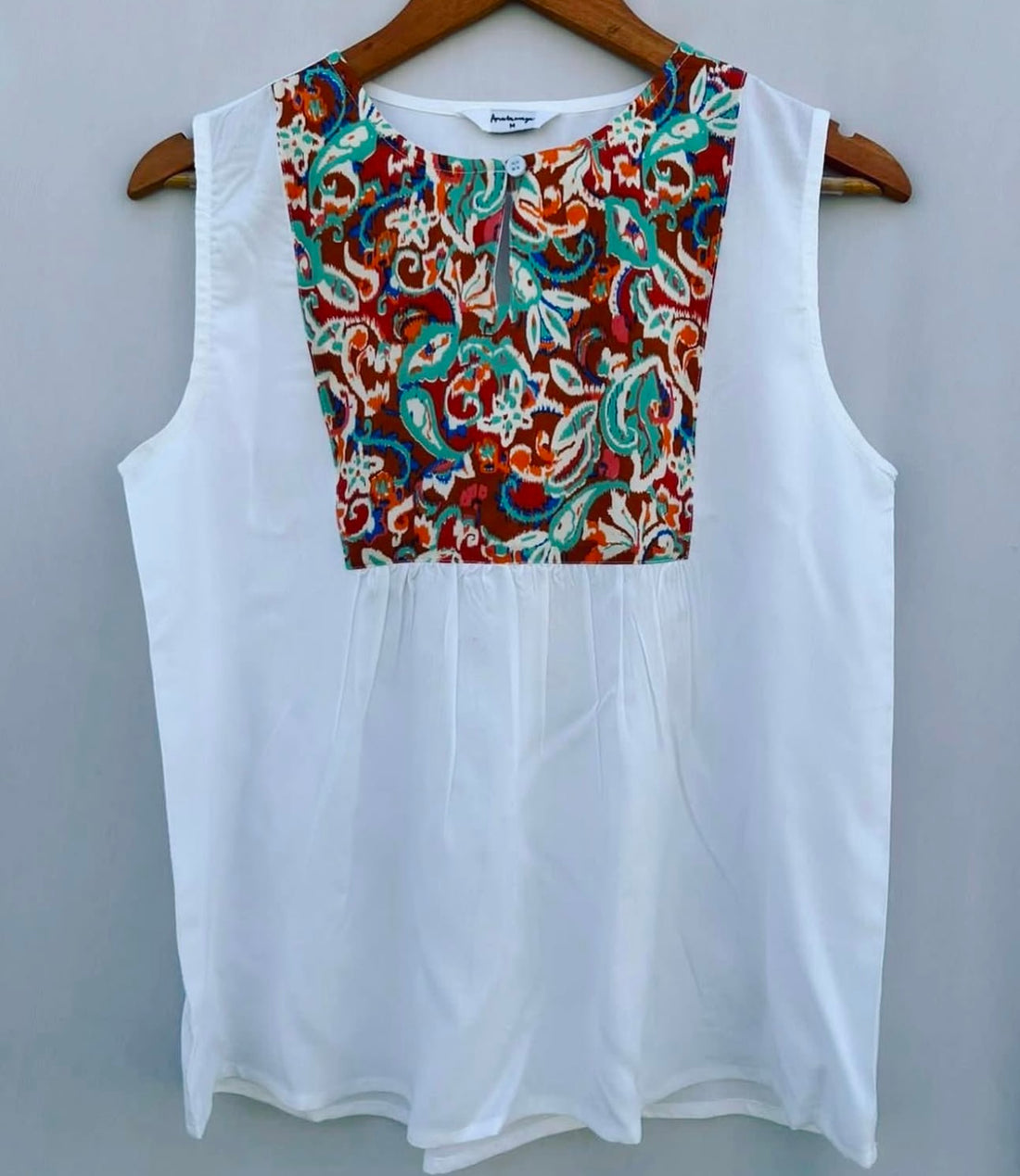 CONTRAST TOP WITH BUTTON PANEL