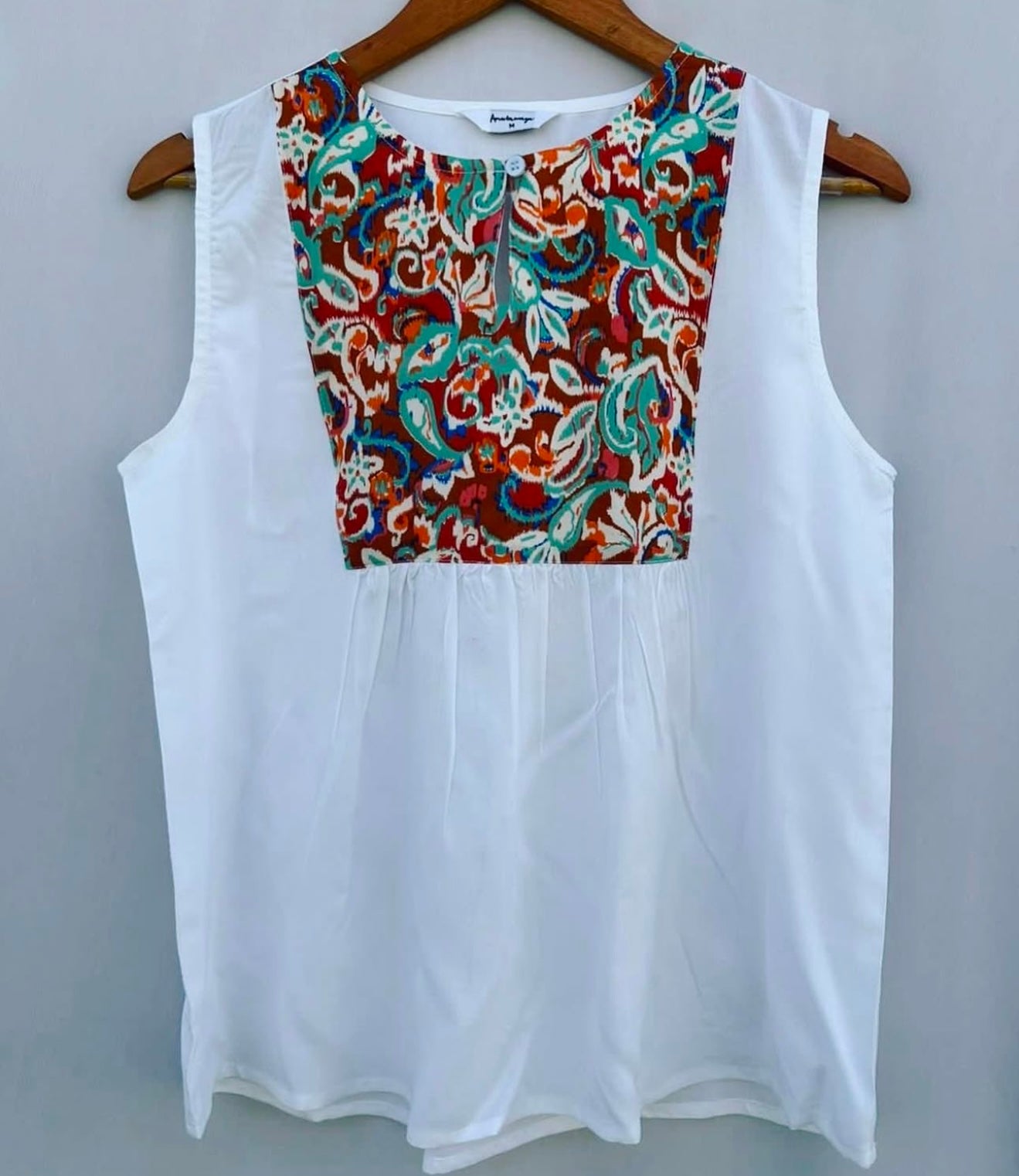 CONTRAST TOP WITH BUTTON PANEL